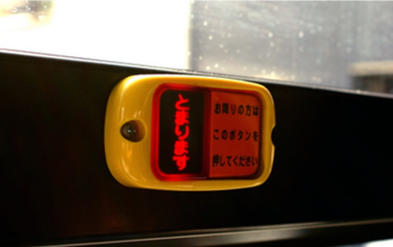 AUSSTEIGEN AUS EINEM TOURBUS