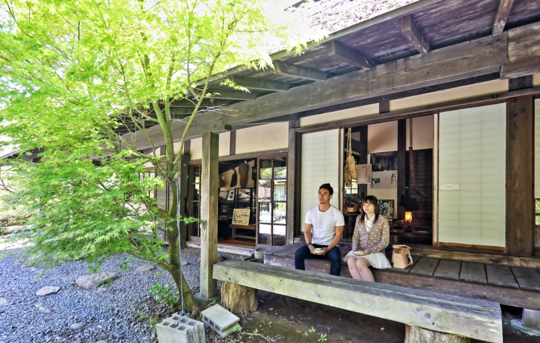 Ein von Grün umgebenes, strohgedecktes japanisches Haus beherbergt ein Museum über den Schriftsteller Soseki Natsume.