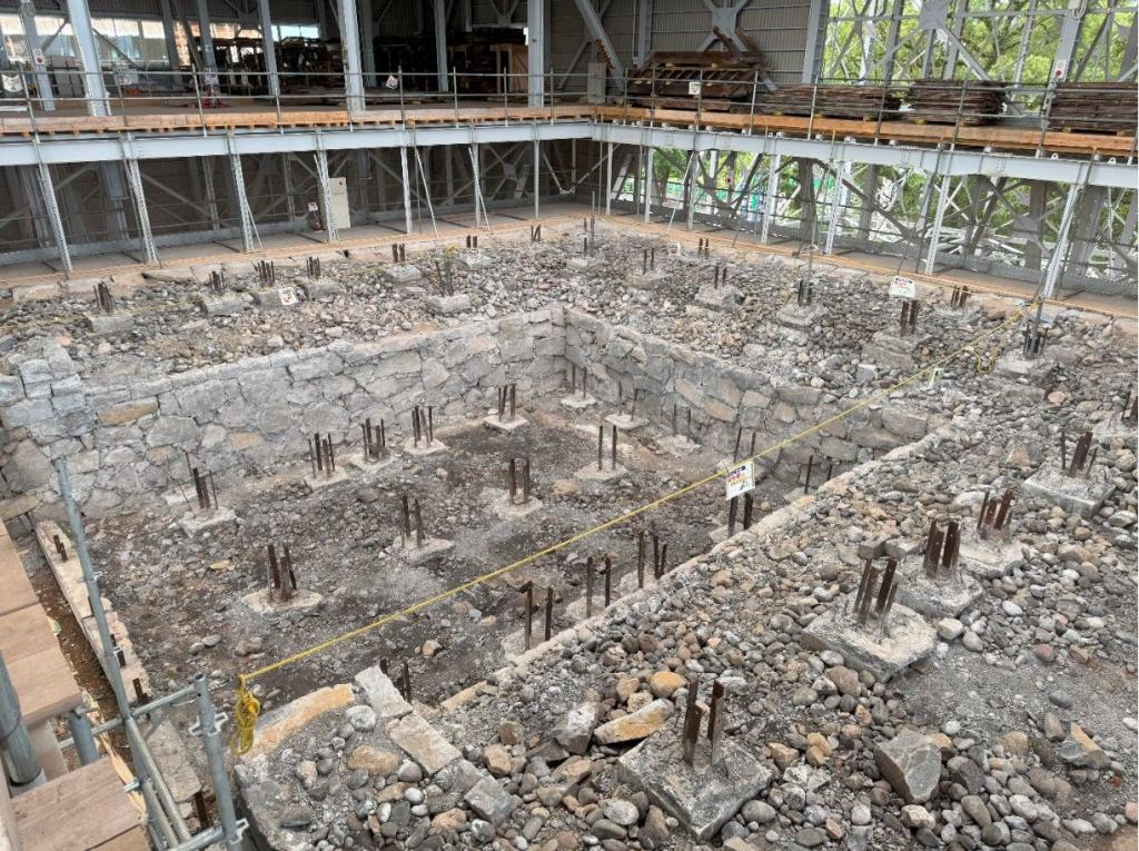 ※ご覧いただける宇土櫓の様子及び範囲は解体状況により変化いたします。（写真は7月11日撮影）