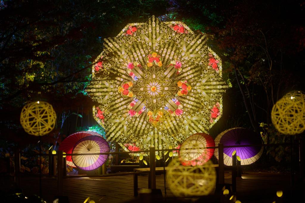 日本の花形の紋章「唐花紋」をモチーフにしたオブジェ。花のデザイナーとの共同制作