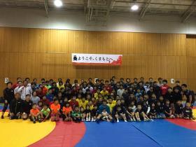 レスリング教室に参加した選手と子どもたち