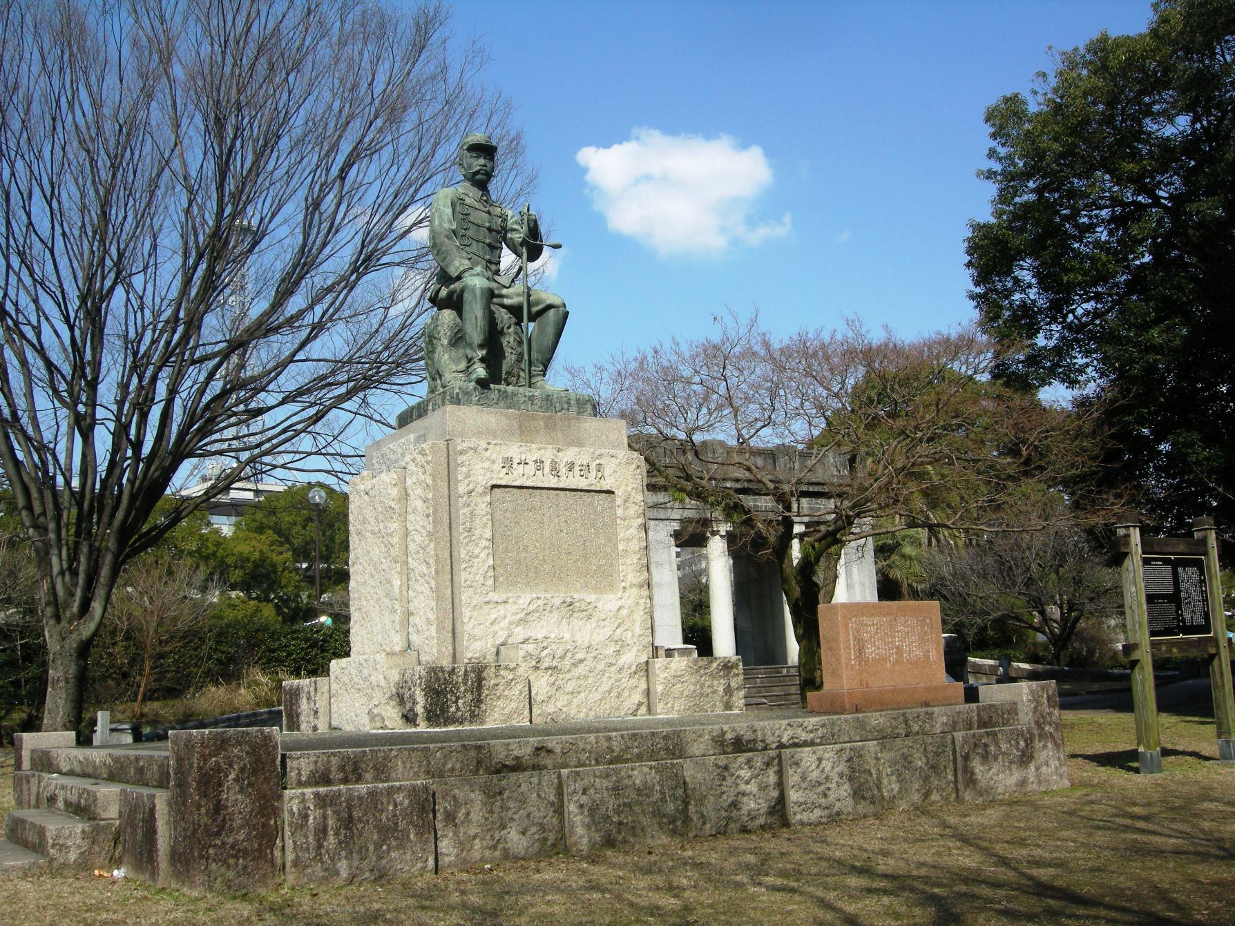 高橋公園(谷干城像)