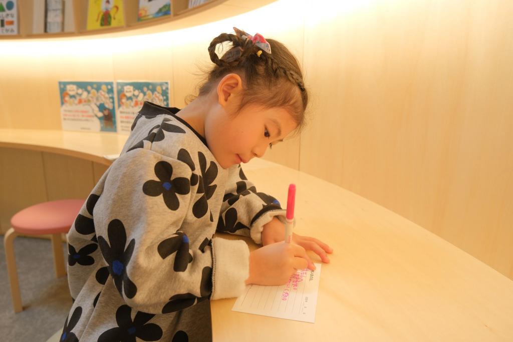 くまモンが目印の「みつめる」の部屋では、くまモンへの手紙を書くことができます