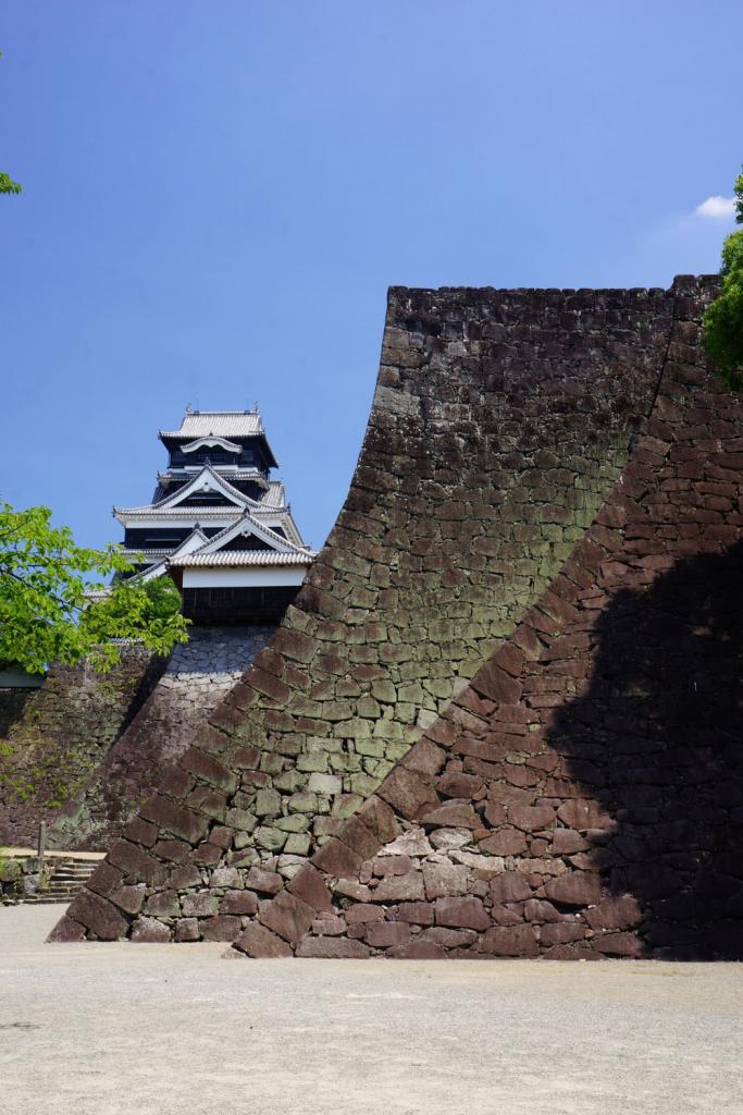 二様の石垣と天守閣 [撮影時期：7月11時頃]