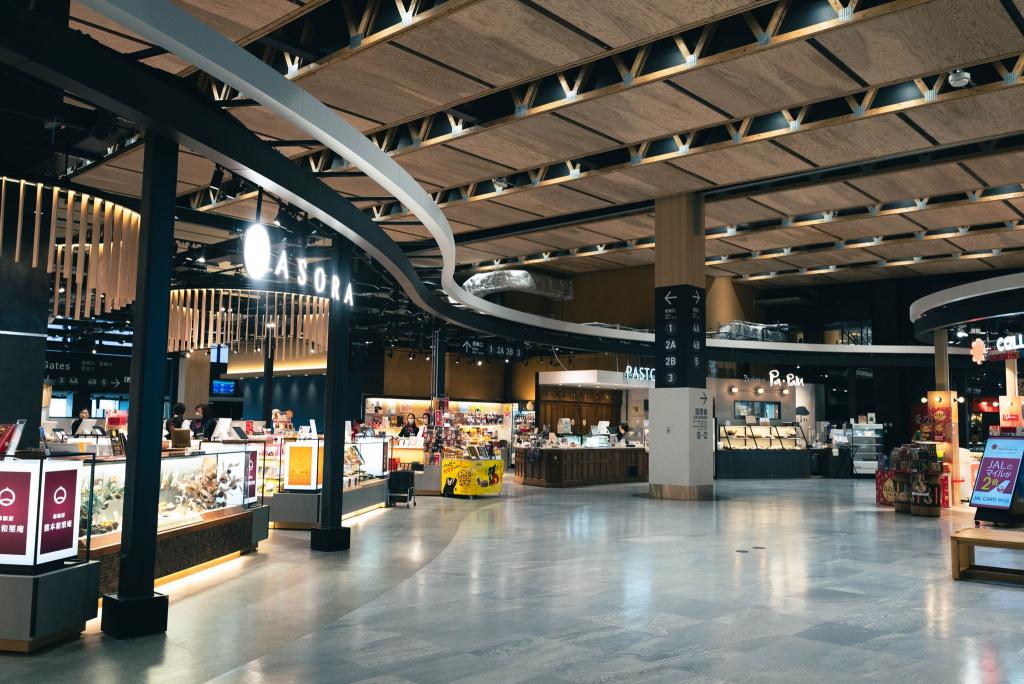 Zone de shopping et de restauration du terminal national.