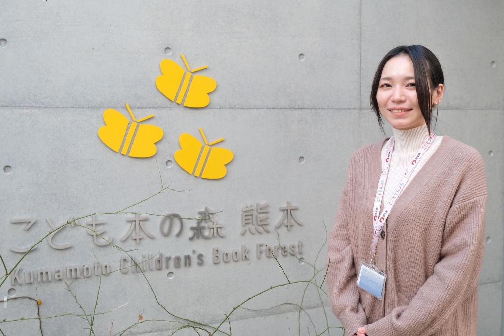 館内を案内してくれた熊本県立図書館主任主事の坂口沙采（さあや）さん