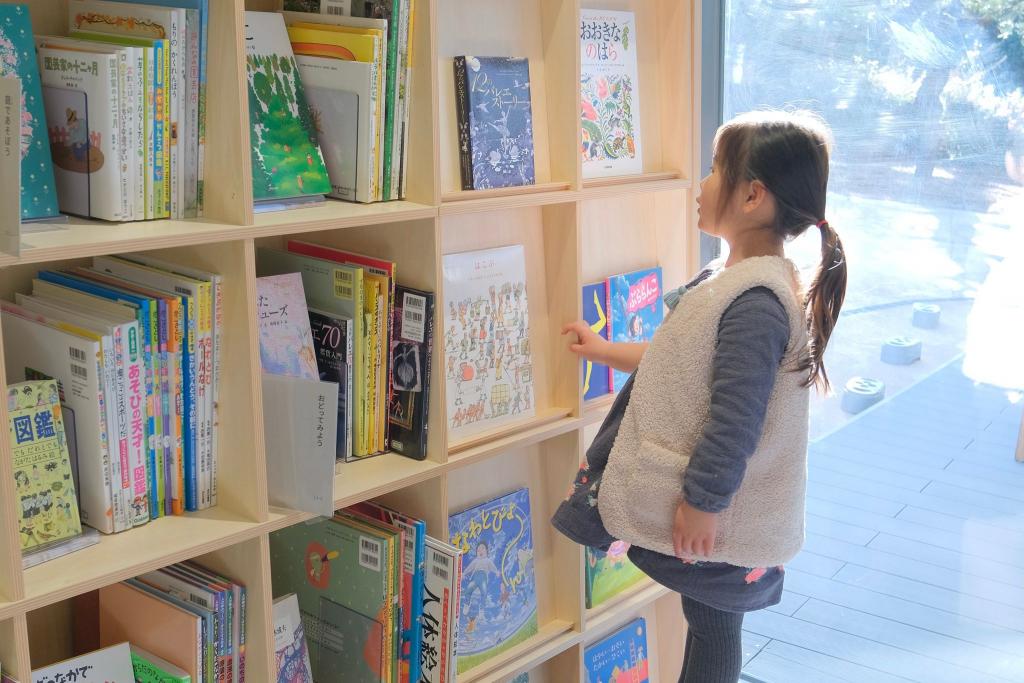 「どれにしようかな・・・」。気になる本を自分で探すのも楽しみの一つ