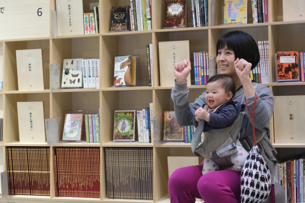 おはなし会の合間で行われた手遊びを楽しむ末松さん親子